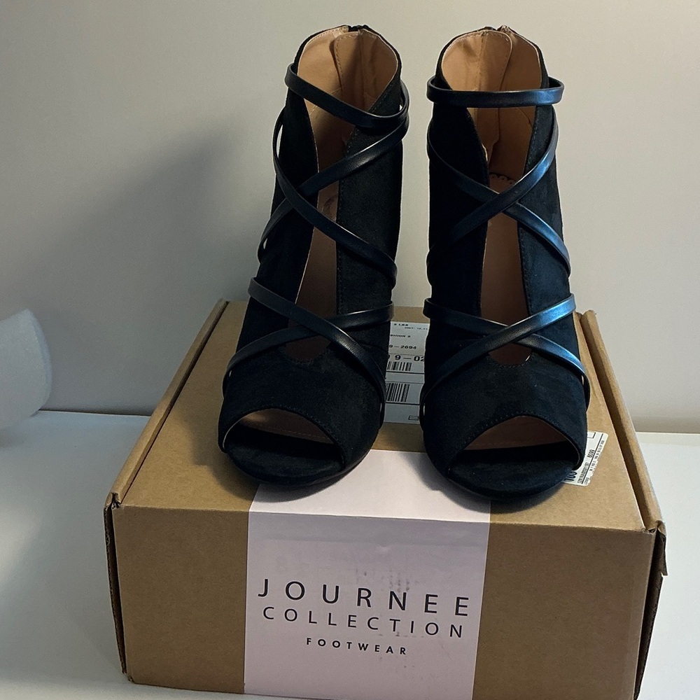 Journee Collection Samara